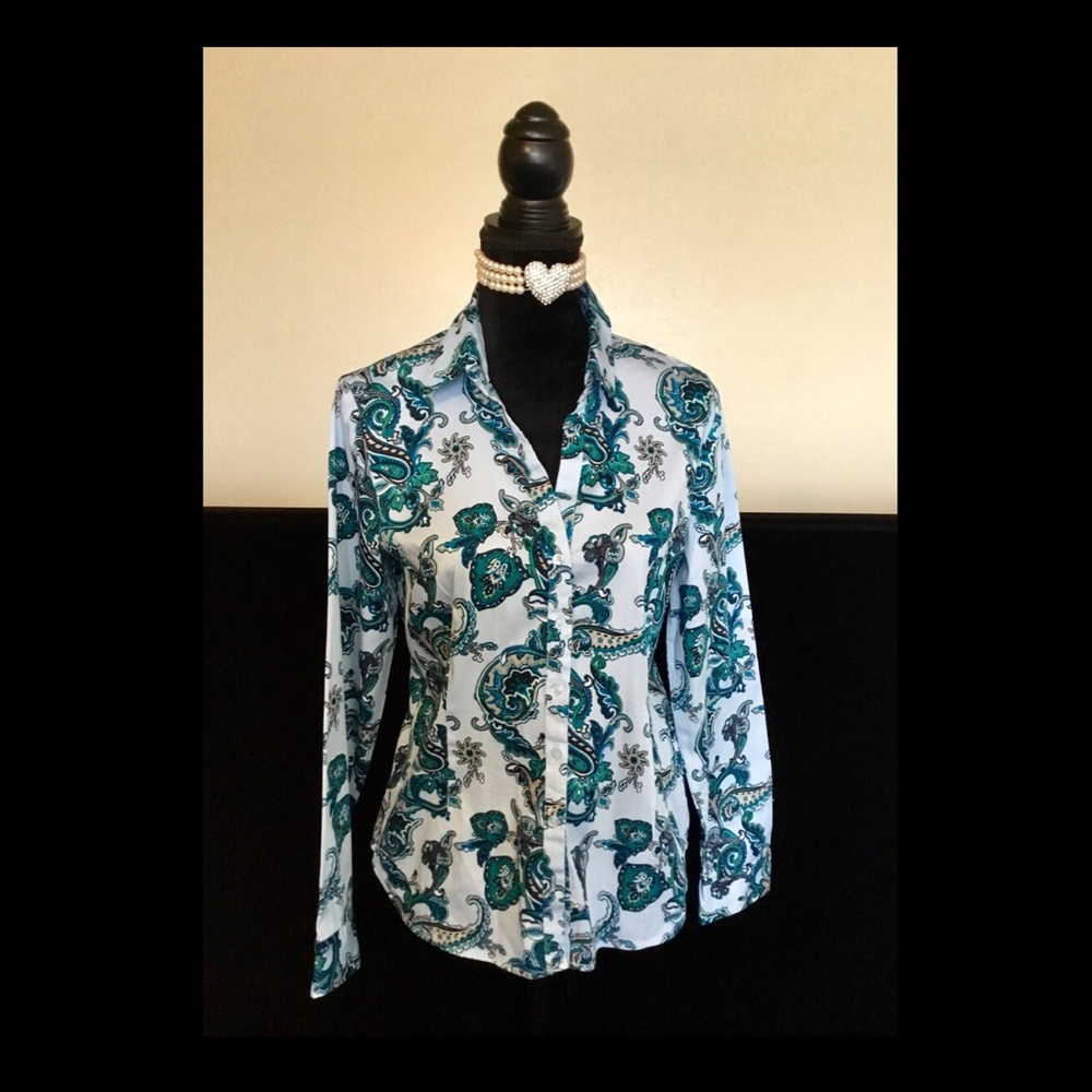 Women’s New York & Company V-neck Shirt - Sz Med